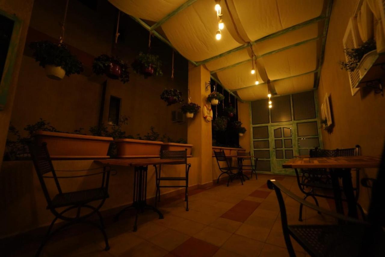 Complex Marinn كوستِنيست المظهر الخارجي الصورة