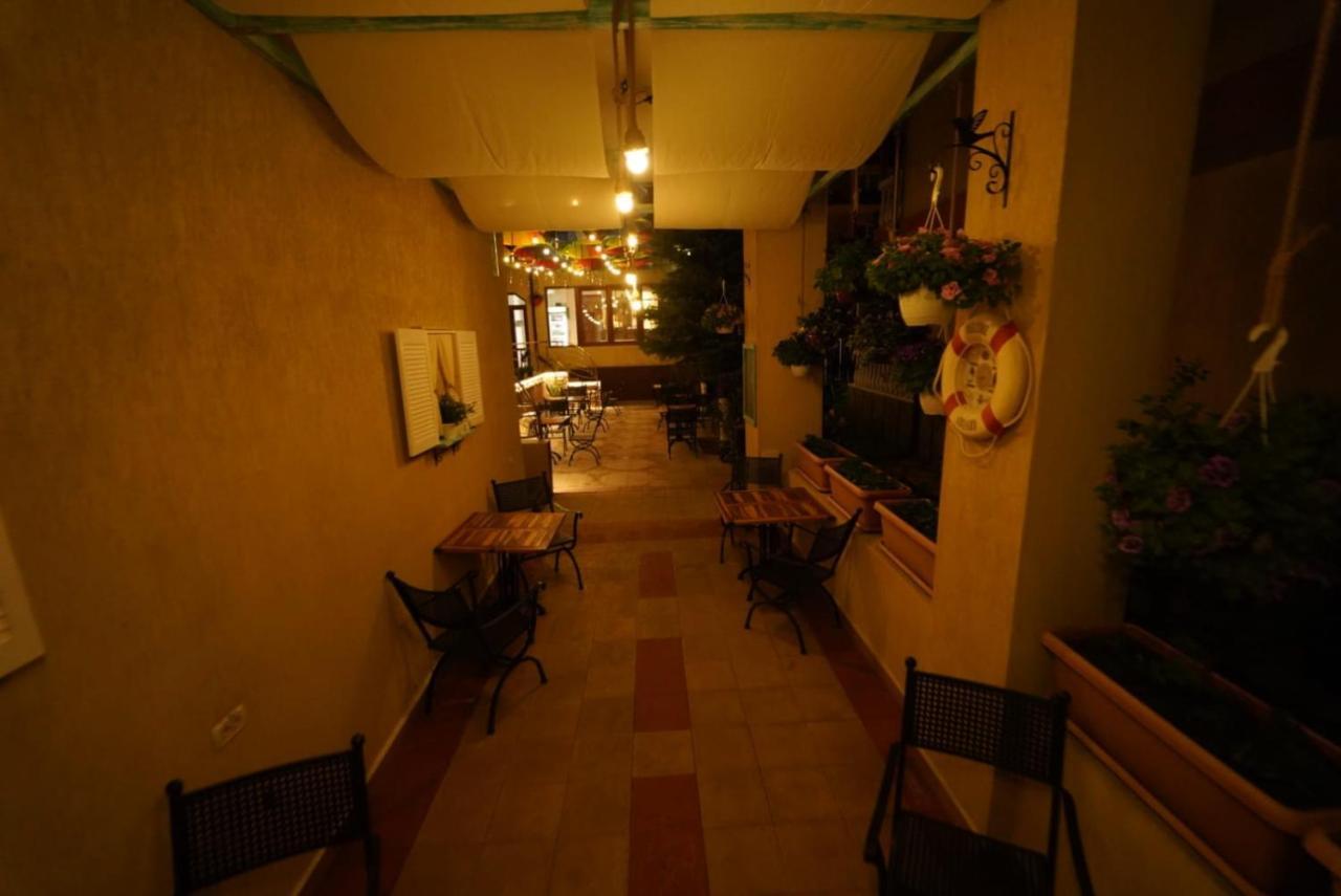 Complex Marinn كوستِنيست المظهر الخارجي الصورة